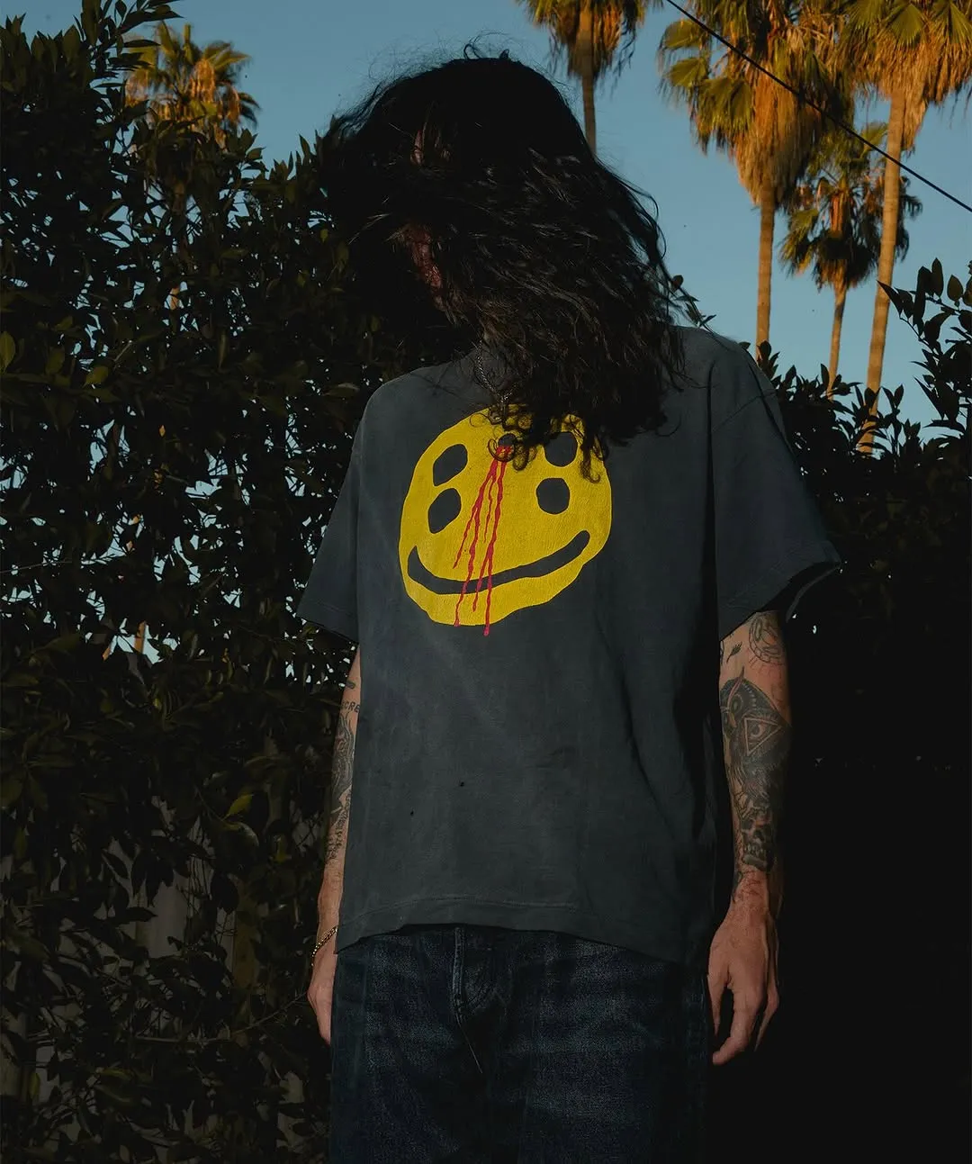CACTUS PLANT FLEA MARKET x SAINT Mxxxxxx SMILE SS TEE/BLK CPFM co-branded model. Short-sleeved smiley face. Retro distressed TEE with four-eyed smile. Washed black S-XL. Look for the cylindrical fabric with no side seams. The open width is almost meaningless. Asut ready-made garments are dyed. The whole piece is sprayed and faded. The collar and cuffs are frayed. Many people hang it. Over-heavy work. Customized CPFM co-branded main mark/wash mark/with little angel for anti-counterfeiting
